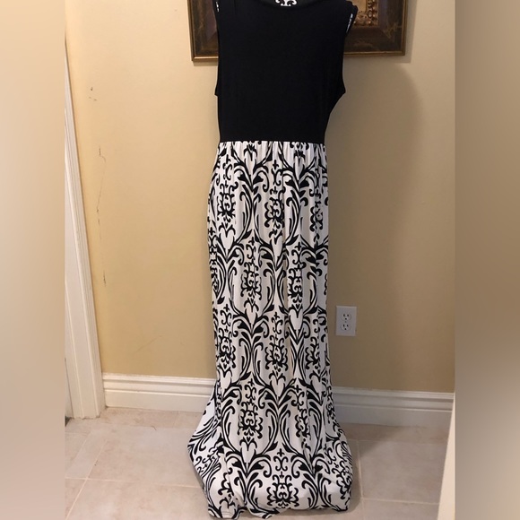 ⭐️Lilbetter perfect sleeveless v-neck cross x string detail + pockets long maxi - Picture 2 of 12